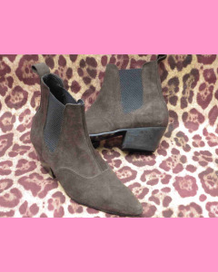 Brown suede Chelsea boots with Cuban heel